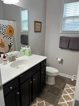 5 min from Asheville Airport, 4 BR with pool table