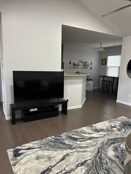 5 min from Asheville Airport, 4 BR with pool table