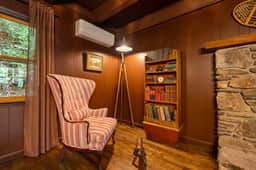 Romantic Asheville Log Cabin w/ Hot Tub & Gym