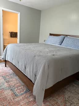 Farm Suite, King bed, overlooking horse pasture!
