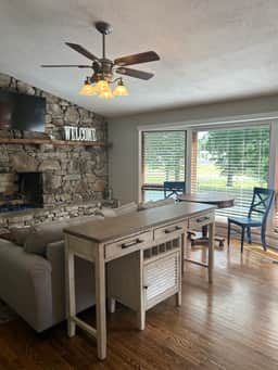 Farm Suite, King bed, overlooking horse pasture!