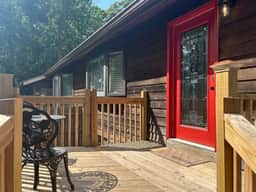 Farm Suite, King bed, overlooking horse pasture!