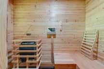 Farm Suite-Sauna, hot tub, King bed, jacuzzi tub