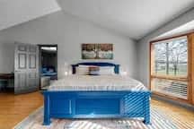 Farm Suite-Sauna, hot tub, King bed, jacuzzi tub