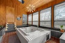 Farm Suite-Sauna, hot tub, King bed, jacuzzi tub