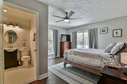 Entire 4 bedroom house, indoor hot tub, fire pit