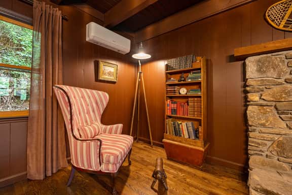 Romantic Asheville Log Cabin w/ Hot Tub & Gym