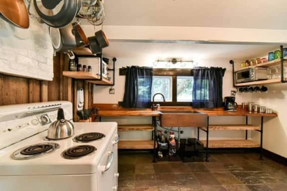 Cozy Creekside Cabin w/sauna and hot tub!
