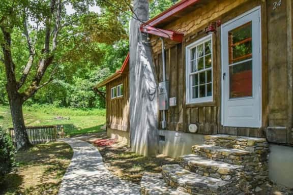 Cozy Creekside Cabin w/sauna and hot tub!
