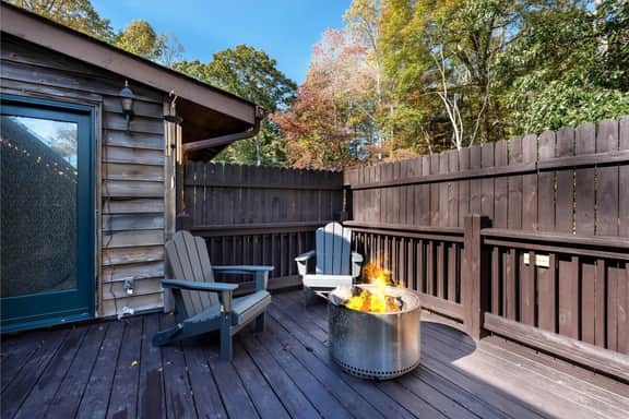 Farm Suite, King bed, firepit, BBQ grill, animals!