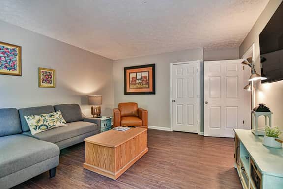 Entire 4 bedroom house, indoor hot tub, fire pit