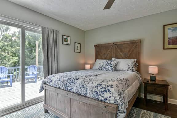 Entire 4 bedroom house, indoor hot tub, fire pit