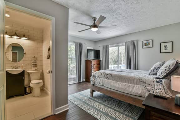 Entire 4 bedroom house, indoor hot tub, fire pit