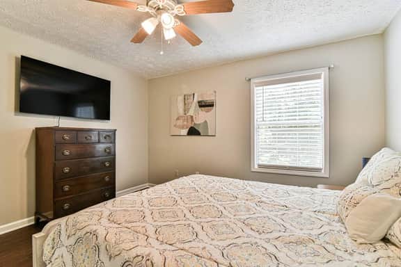 Entire 4 bedroom house, indoor hot tub, fire pit
