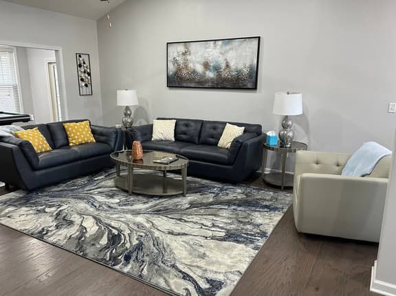 5 min from Asheville Airport, 4 BR with pool table