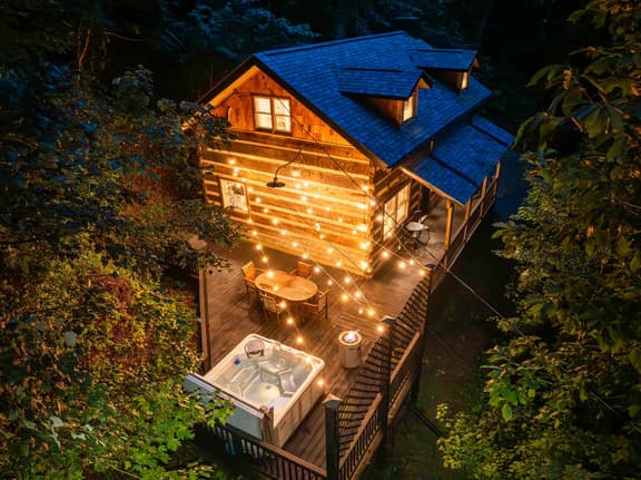 Romantic Asheville Log Cabin w/ Hot Tub & Gym