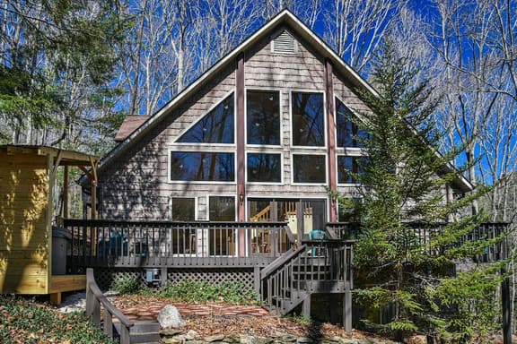 Asheville Cabin Retreat: Hot Tub, Fireplace