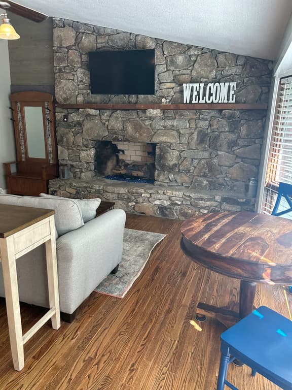Farm Suite, King bed, overlooking horse pasture!