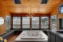 Farm Suite-Sauna, hot tub, King bed, jacuzzi tub